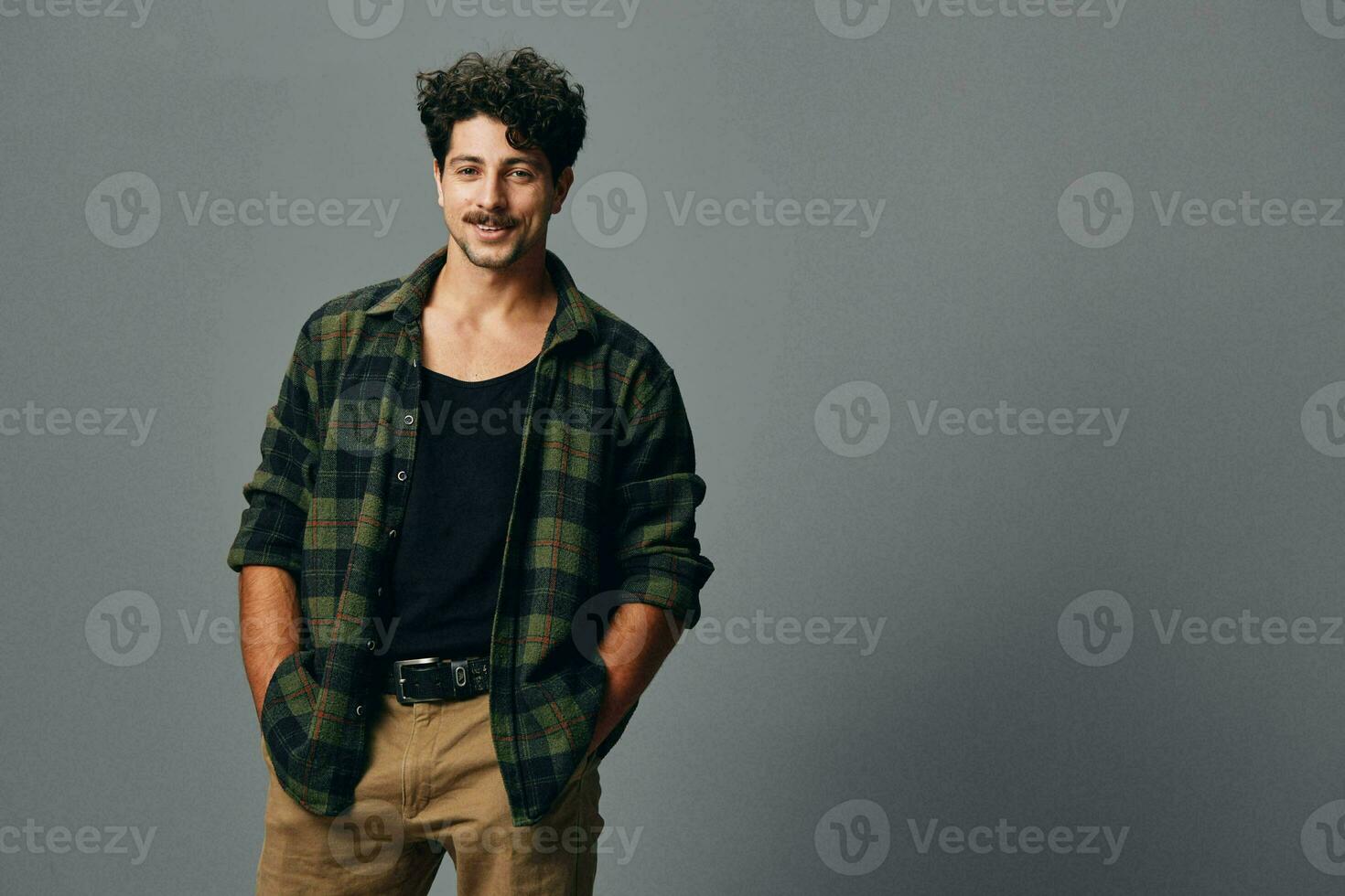 homme adulte la personne portrait cool branché mode fond sourire mode de vie Beau branché visage chemise photo