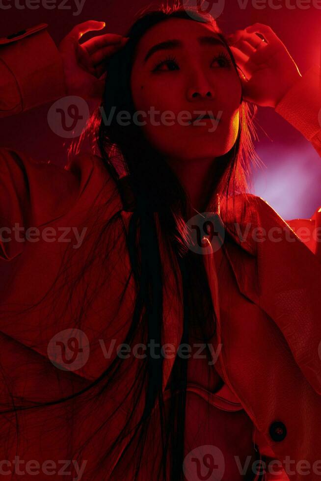 femme branché lumière nuit néon coloré art élégant rouge futuriste concept portrait mode photo