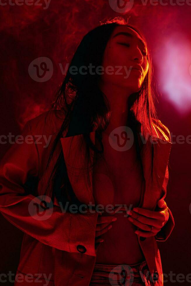 femme Jeune portrait noir branché posant concept rouge mode lumière coloré art adulte néon photo