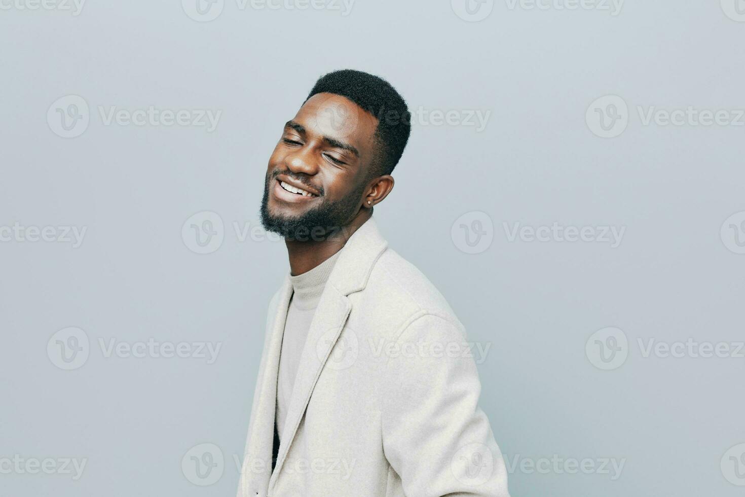noir homme américain veste sourire sur de soi portrait content Jeune souriant africain émotion photo