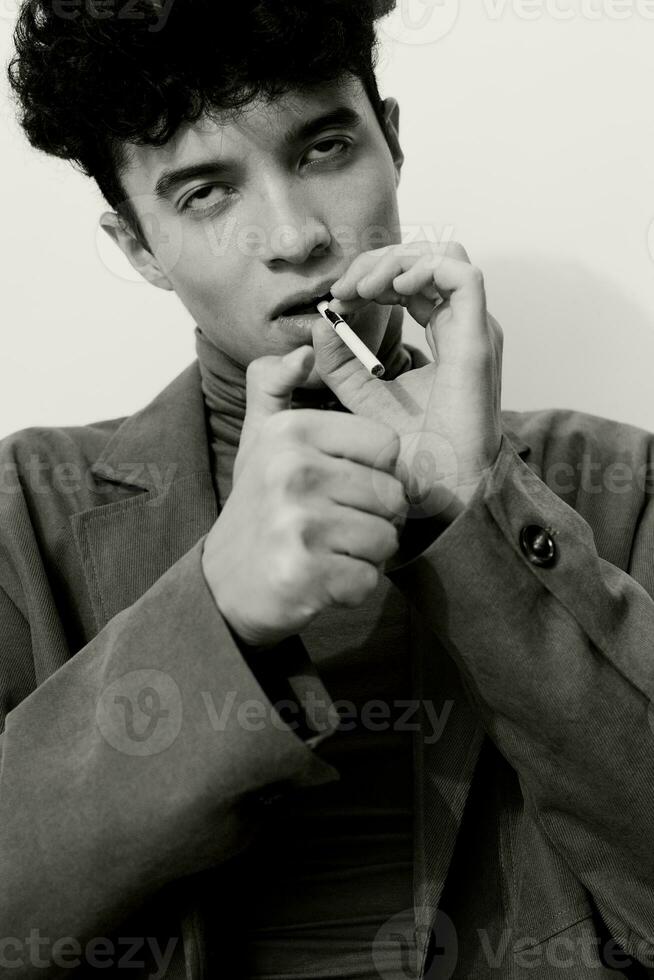 homme un noir et séance réfléchi tête branché fumeur portrait mode blanc jeunesse espace étudiant cigarette photo