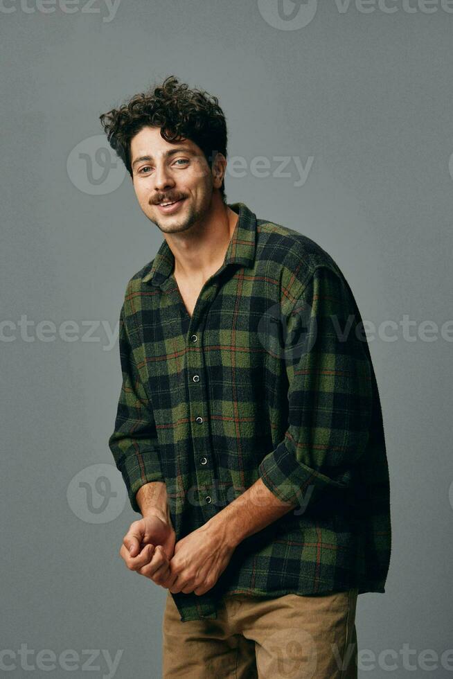 homme branché sourire portrait chemise mode fond visage branché cheveux Beau photo