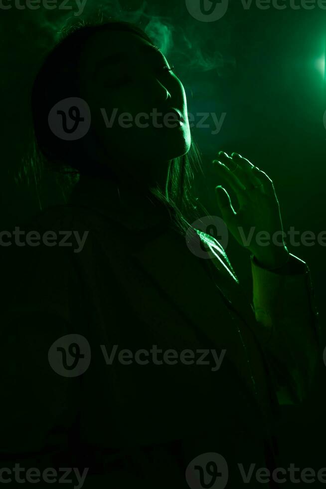 femme fumée branché portrait néon concept photo