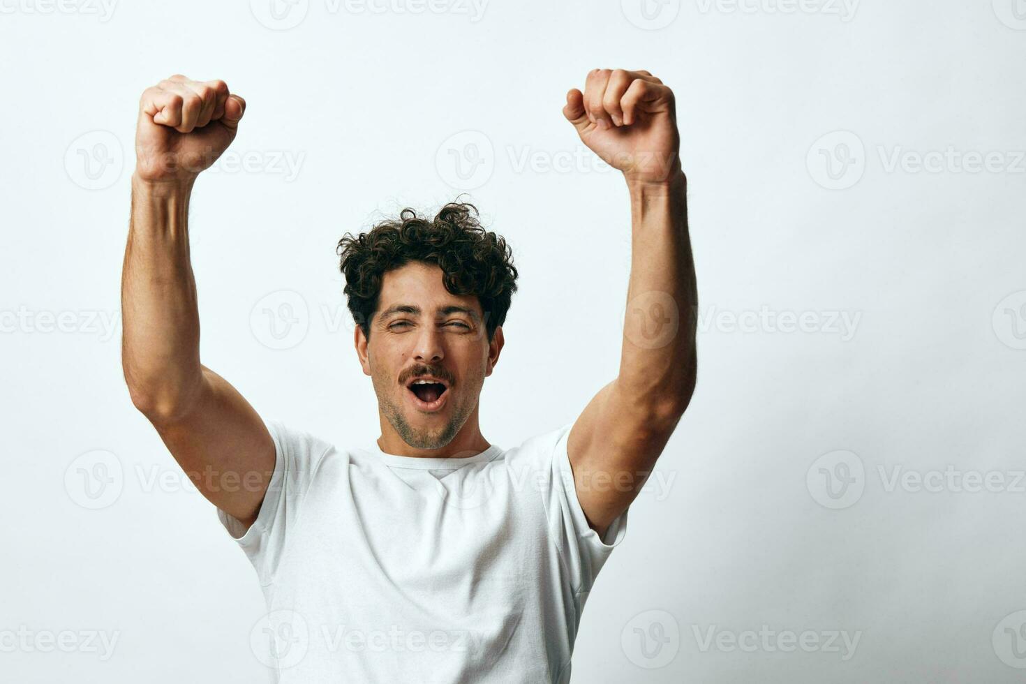 portrait homme mode de vie décontractée branché sourire Naturel Contexte isolé blanc mode T-shirt photo