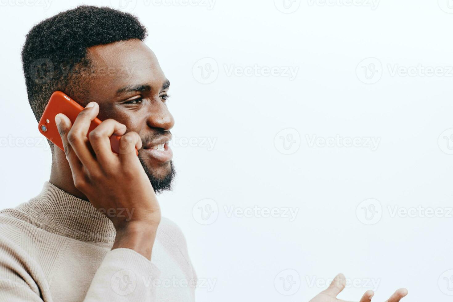 La technologie homme content téléphone intelligent Jeune mobile africain noir homme d'affaire téléphone sourire photo
