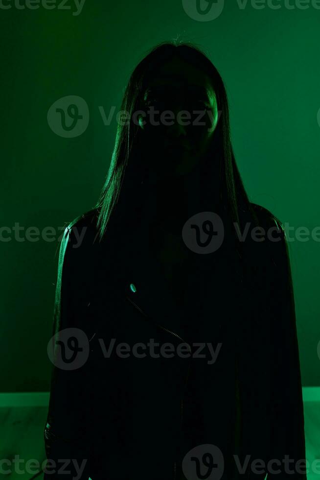 femme asiatique mode vert branché coloré lumière la personne silhouette beauté cheveux élégant branché rouge photo