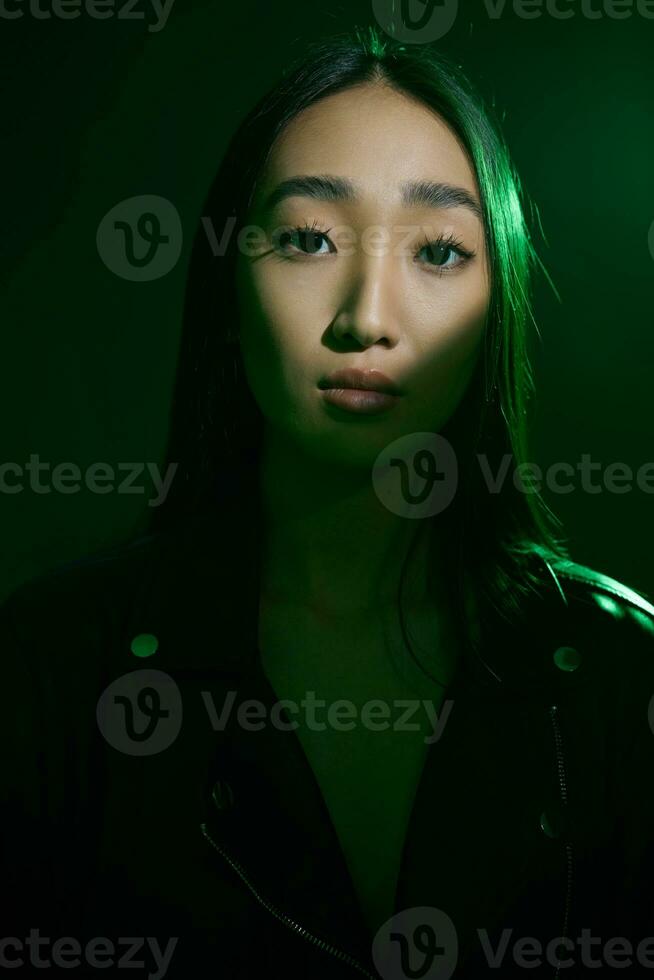 fumée femme art effet vert lumière coloré cheveux concept branché portrait néon photo