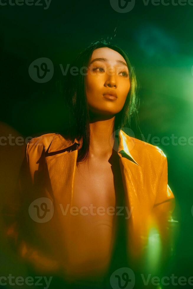 femme vert branché fumée lumière néon concept Jeune art portrait coloré photo