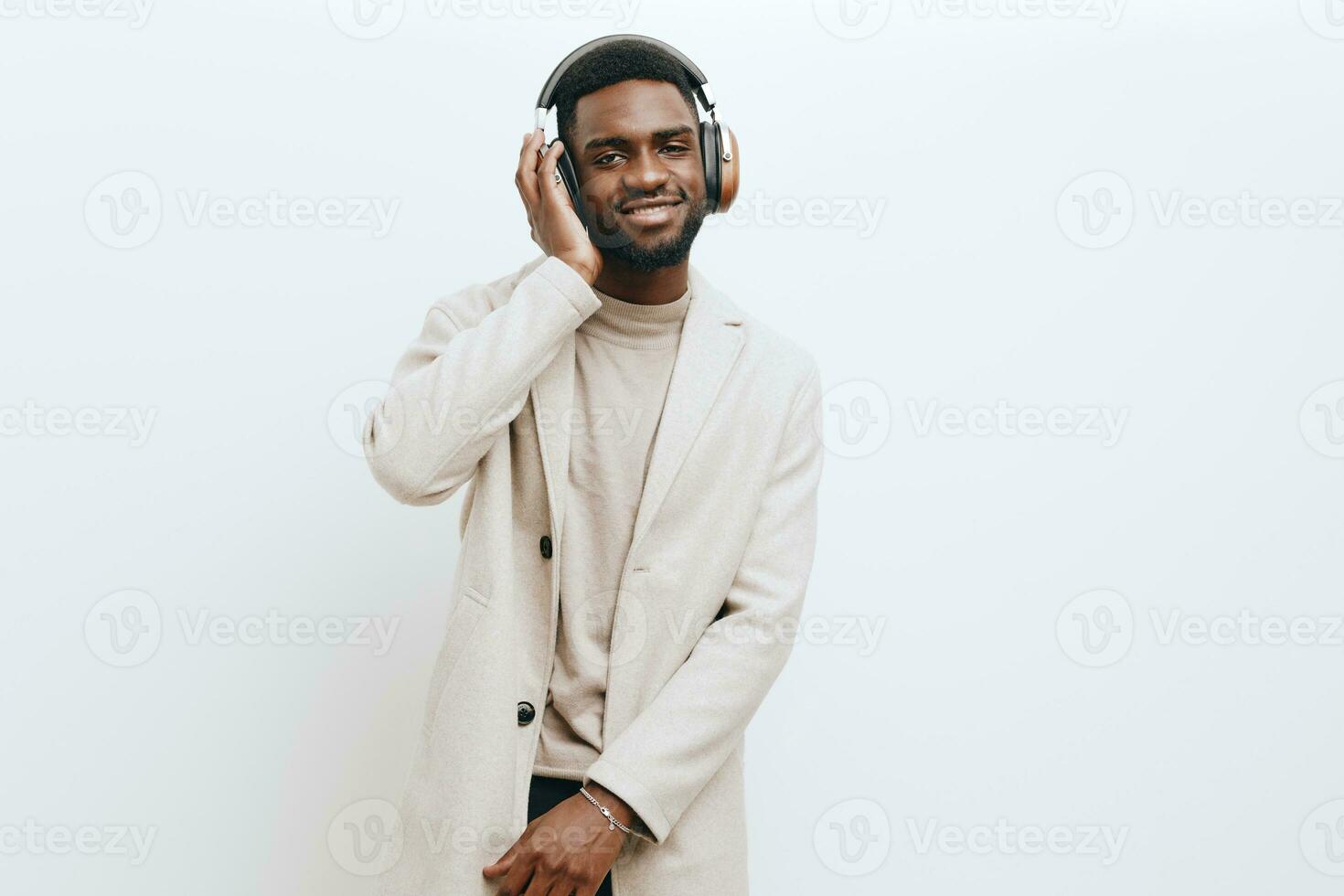 modèle homme américain la musique dj gars africain noir mode écouteurs Contexte portrait positif photo