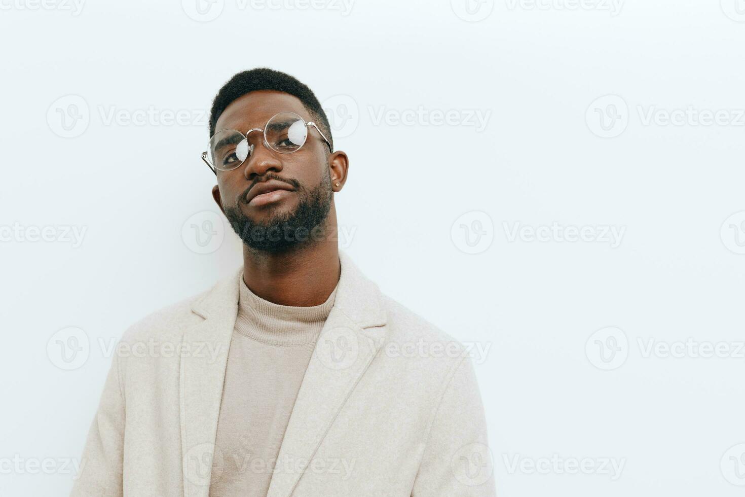 homme veste style beige des lunettes de soleil élégant américain noir portrait modèle mode africain photo