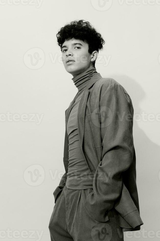 homme modèle noir Jeune blanc style Beau branché mode studio Vêtements élégance pose et adulte beauté costume photo