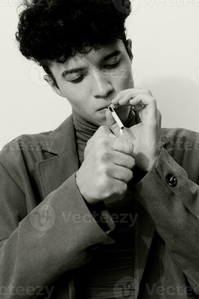 homme et séance noir portrait branché étudiant cigarette mode fumeur blanc réfléchi moderne photo