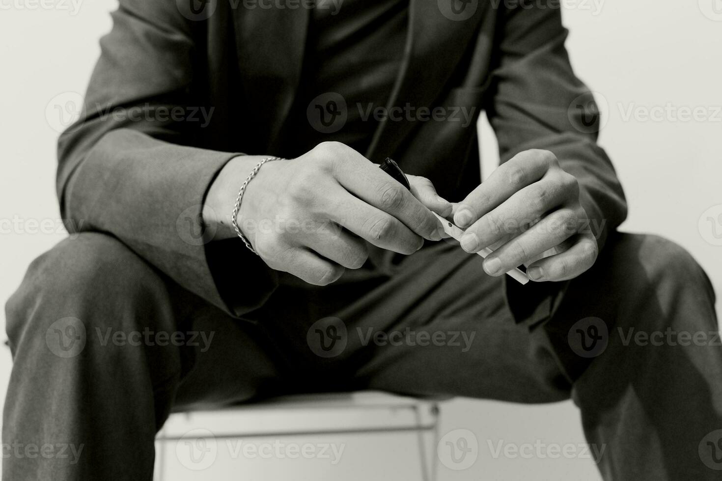 portrait homme noir et réfléchi fumeur étudiant branché blanc séance mode cigarette Masculin photo