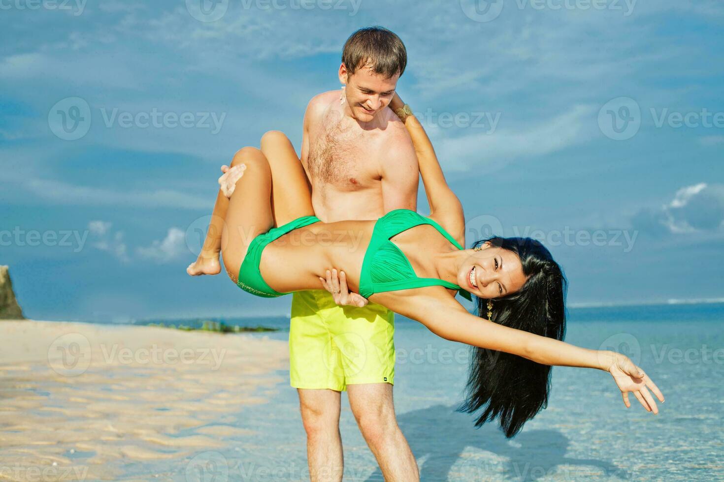 couple ayant une génial temps à le plage photo