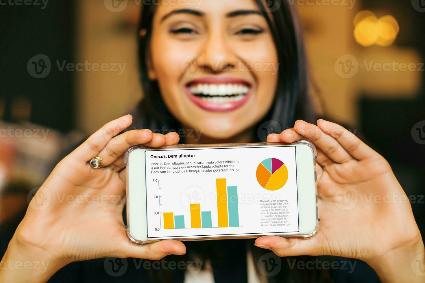 une femme en portant en haut une intelligent téléphone avec une tarte graphique sur il photo