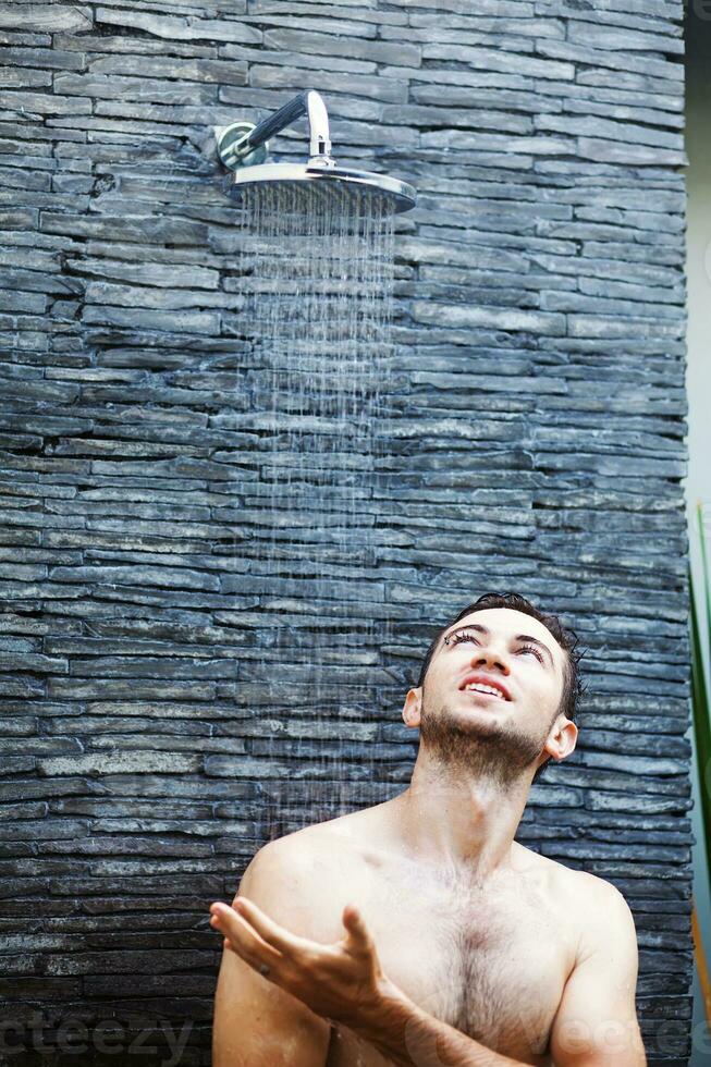 Jeune homme sur le douche photo