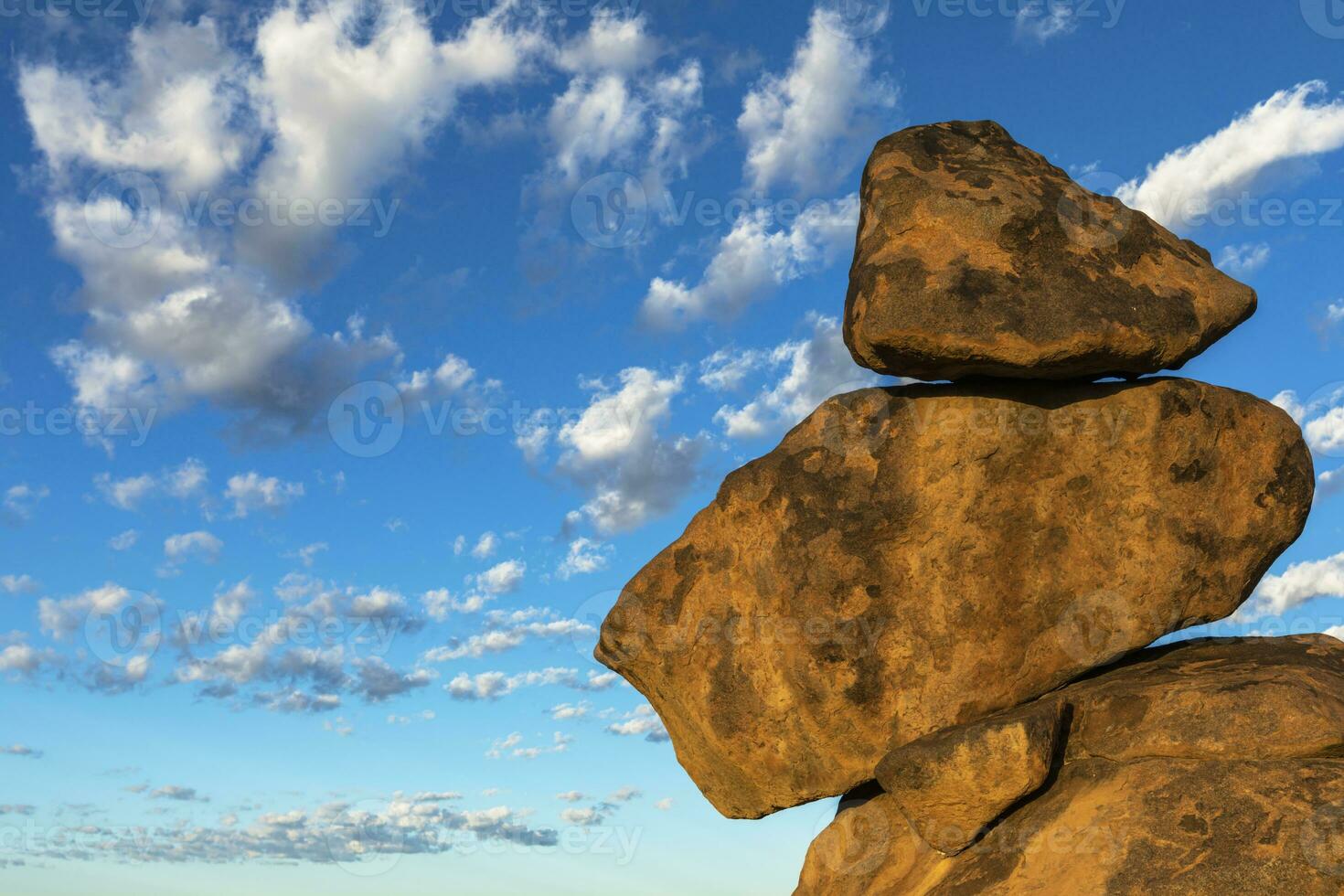 grand rochers équilibre sur chaque autre à géants terrain de jeux photo