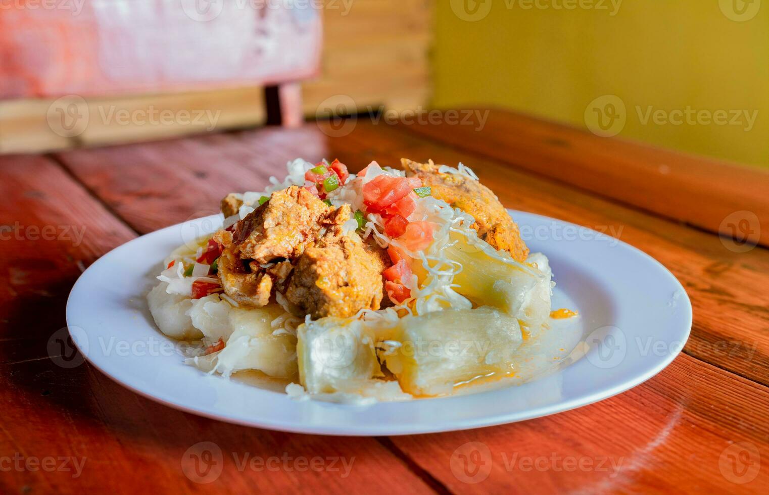 traditionnel chancho plat avec yuca. nicaraguayen porc avec yucca servi sur en bois table photo