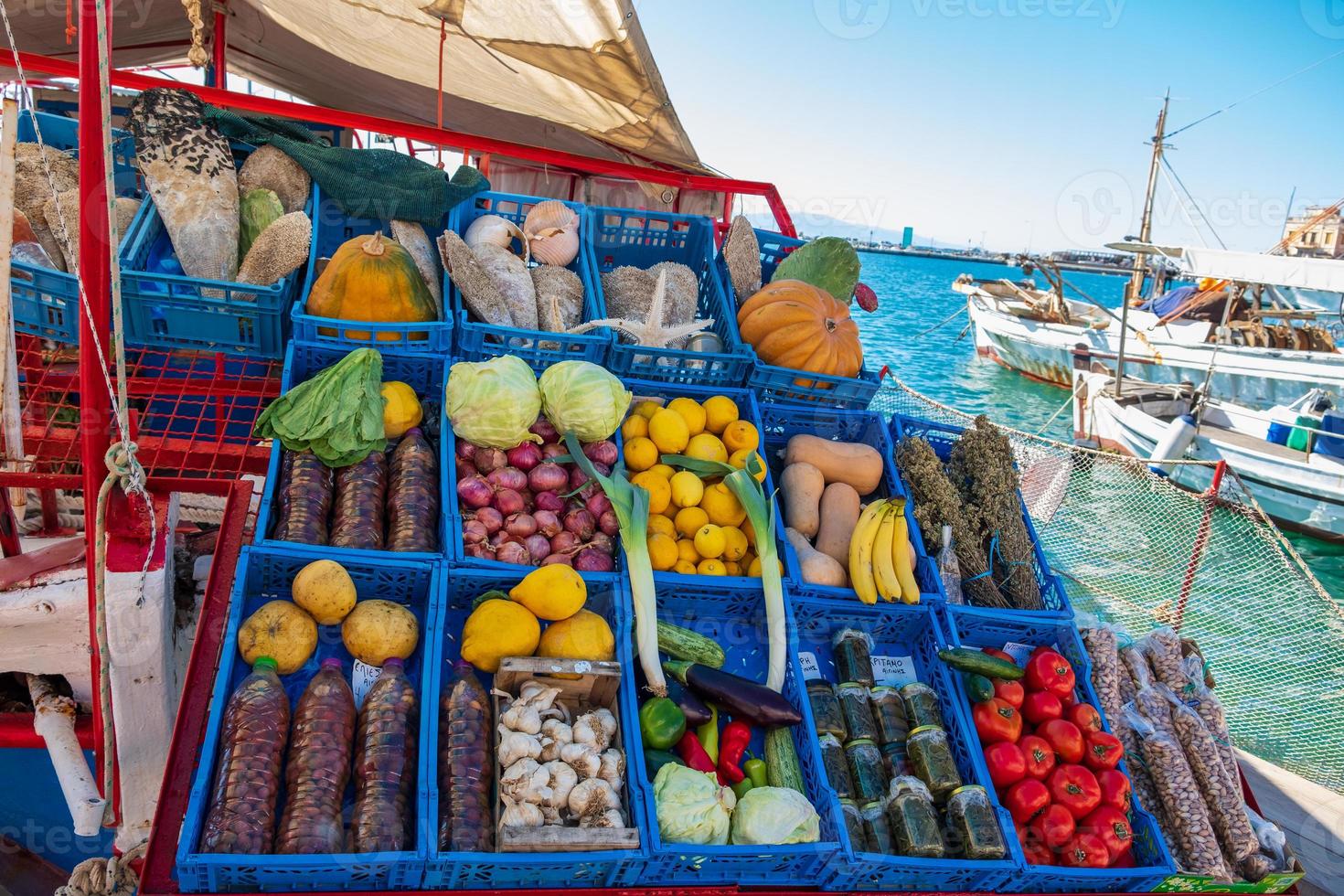 Légumes à une échoppe de marché sur un bateau dans le port d'Égine en Grèce photo