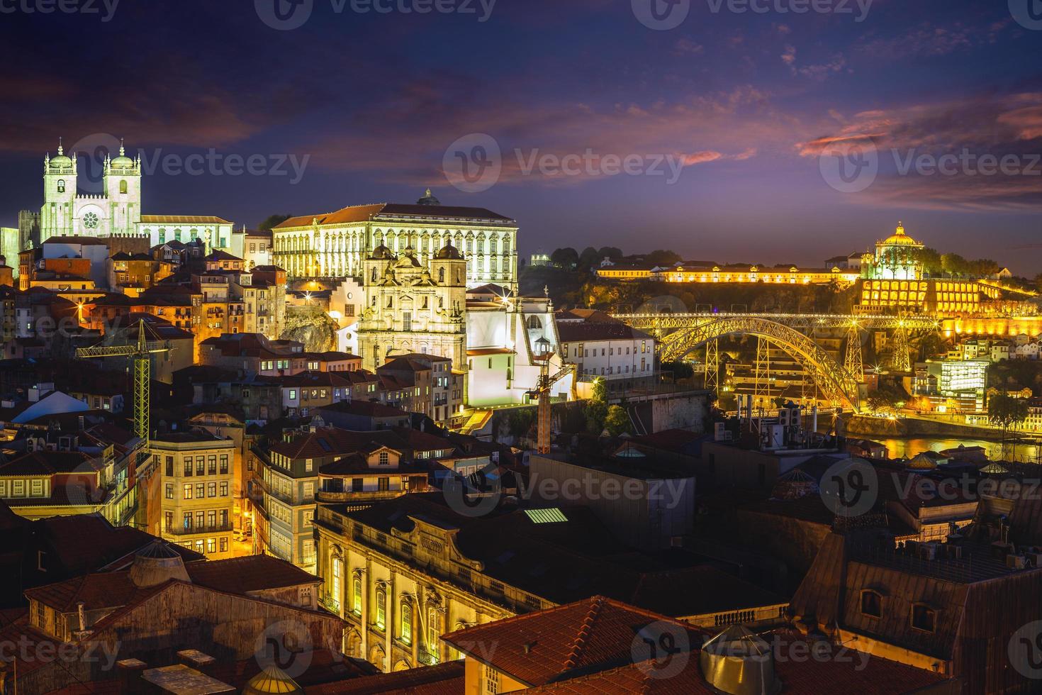 Horizon de Porto avec la cathédrale de Porto au Portugal photo