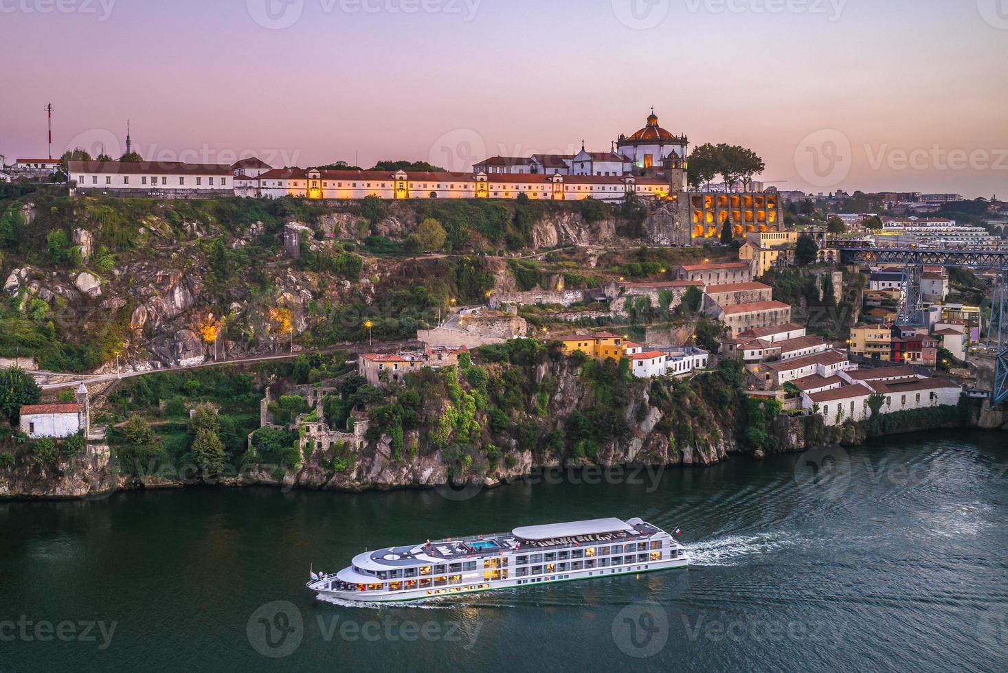 Paysage par le fleuve Douro à Porto, Portugal au crépuscule photo