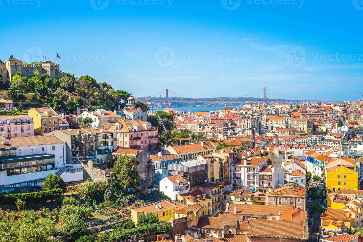 Horizon de lisbonne et du château de saint george, portugal photo