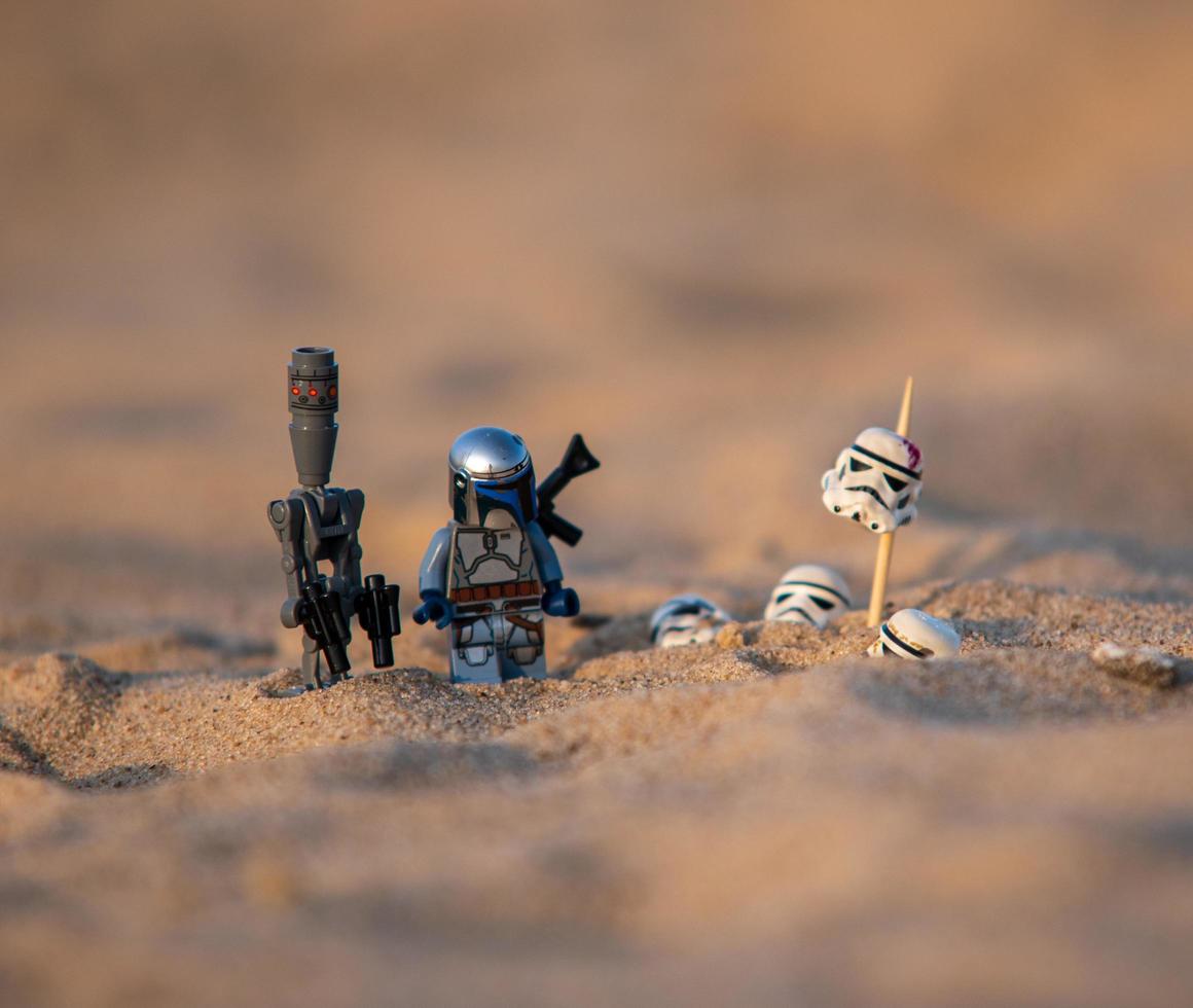 varsovie 2020 - figurine lego star wars mandalorien sur le désert de tatooine photo