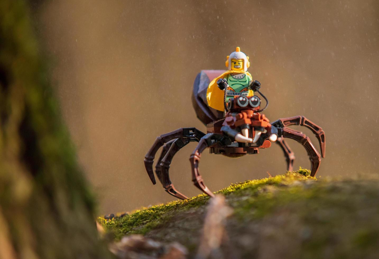 varsovie 2020 - figurine lego spaceman chevauchant une énorme araignée photo