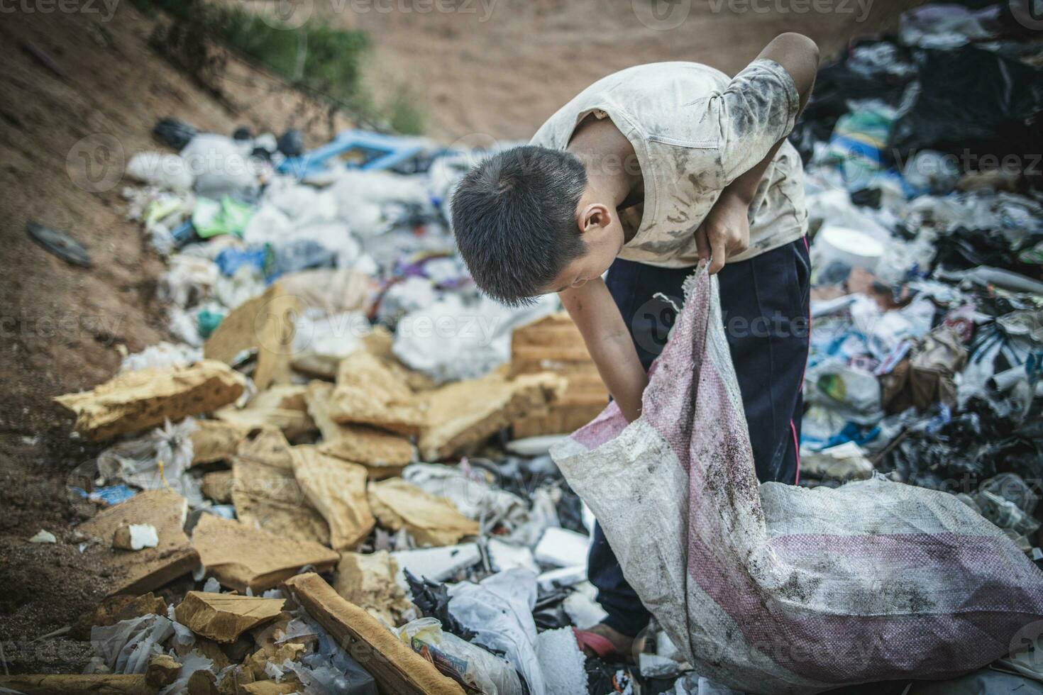 le travail des enfants. les enfants sont obligés de travailler sur les ordures. les enfants pauvres ramassent les ordures. pauvreté, violence enfants et concept de traite, lutte contre le travail des enfants, journée des droits le 10 décembre. photo