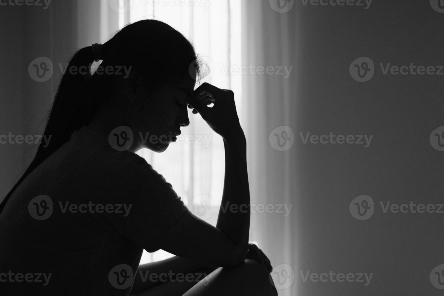 silhouette de femme qui stressé gravement, la dépression ou national violence. le concept de sexuel harcèlement contre femmes et râpé. Humain trafic, international aux femmes journée. photo