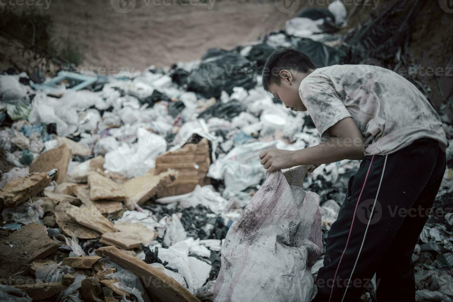 les enfants pauvres ramassent les ordures à vendre à cause de la pauvreté, du recyclage des déchets, du travail des enfants, du concept de pauvreté, de la journée mondiale de l'environnement, photo