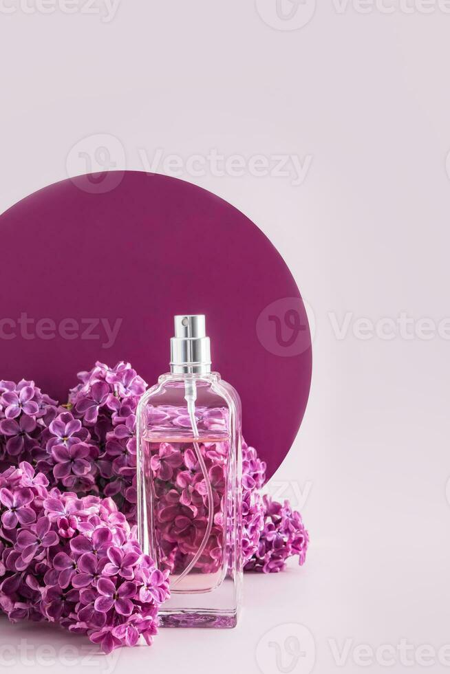 une bouteille de cosmétique vaporisateur ou parfum contre une Contexte de délicat lilas fleurs et une rond passerelle. verticale voir. produit présentation. photo