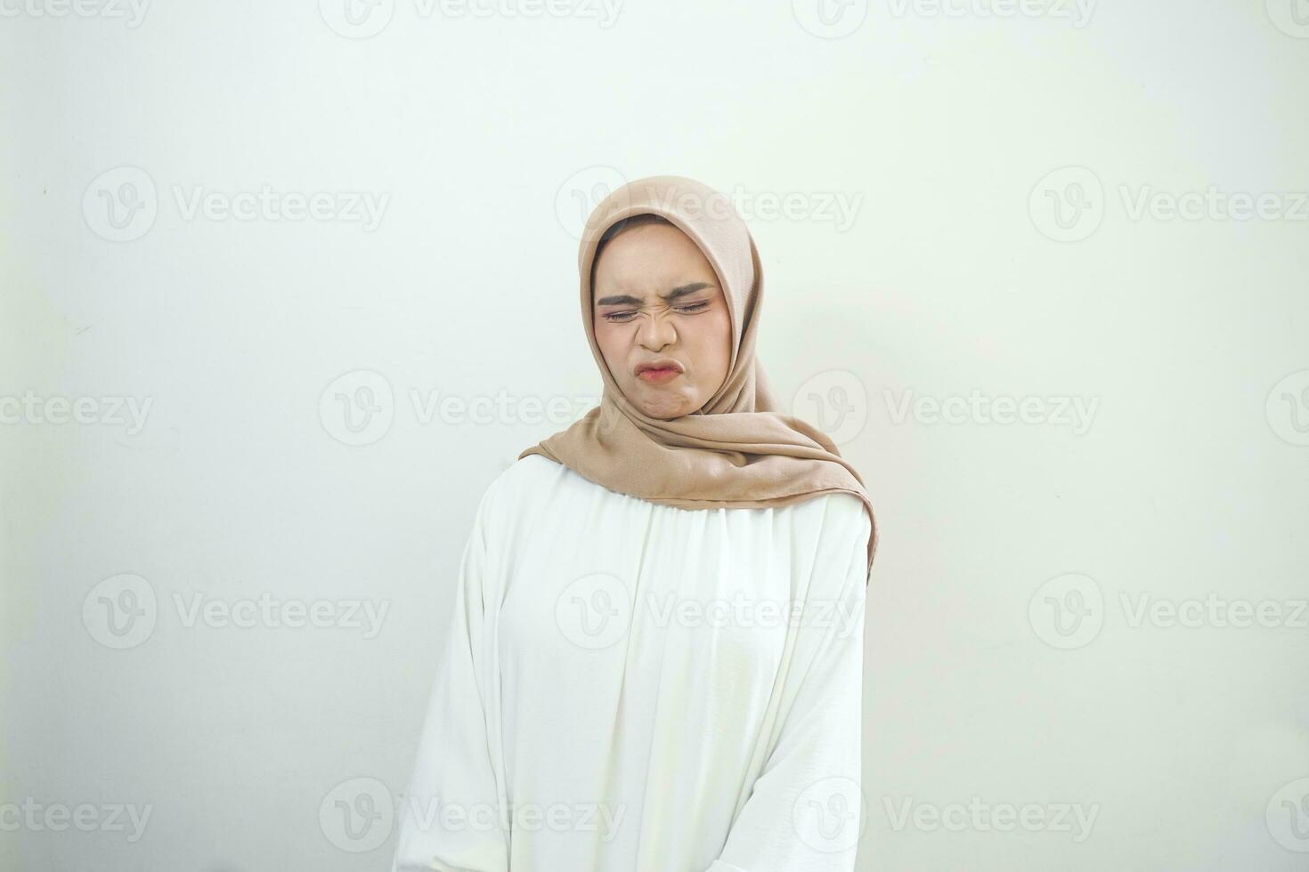 portrait de triste Jeune asiatique musulman femme fermé sa yeux plus de isolé blanc Contexte photo