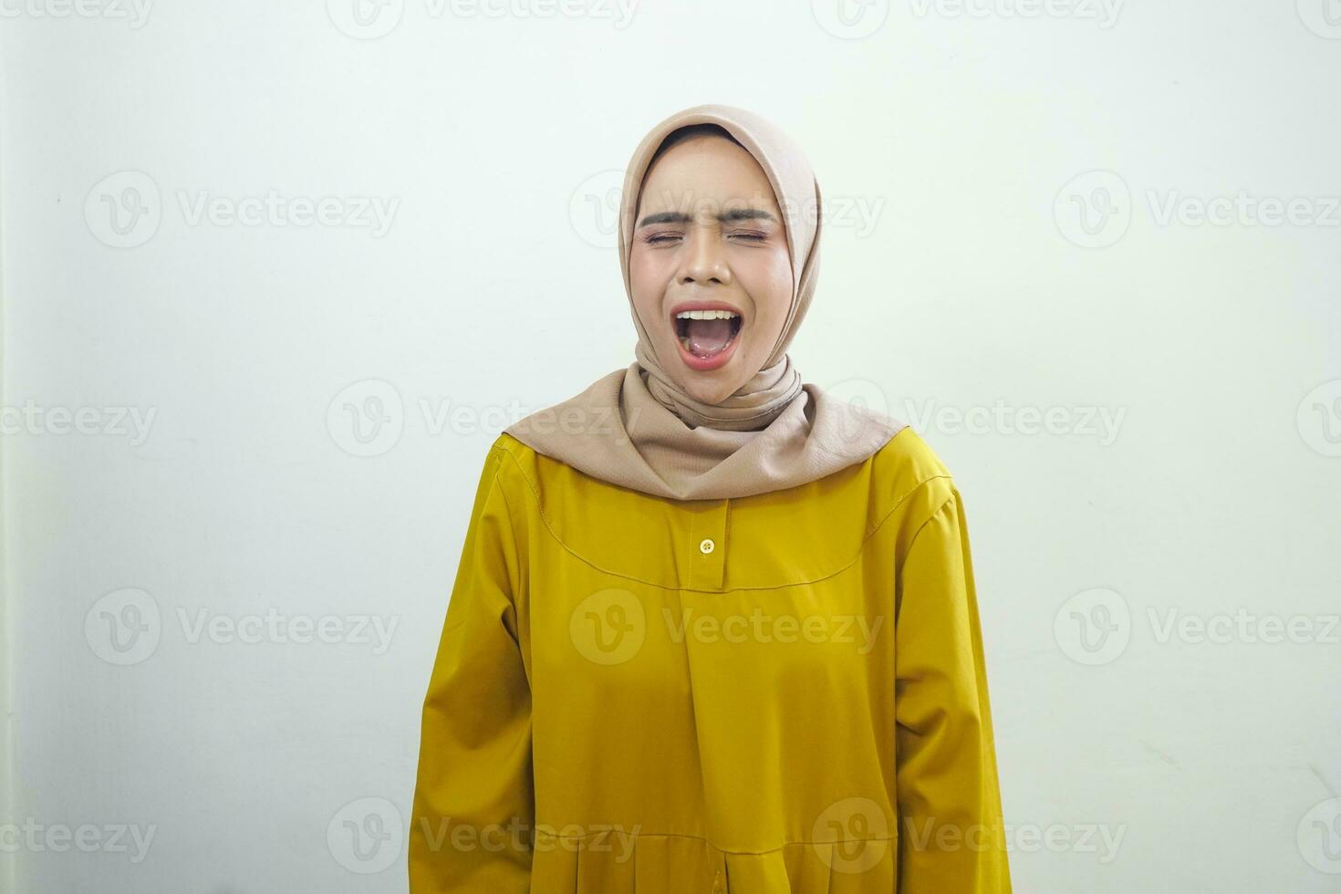 portrait de somnolent attrayant asiatique femme, sentiment fatigué après nuit sans pour autant dormir, bâillement, couvrant ouvert bouche avec paume photo