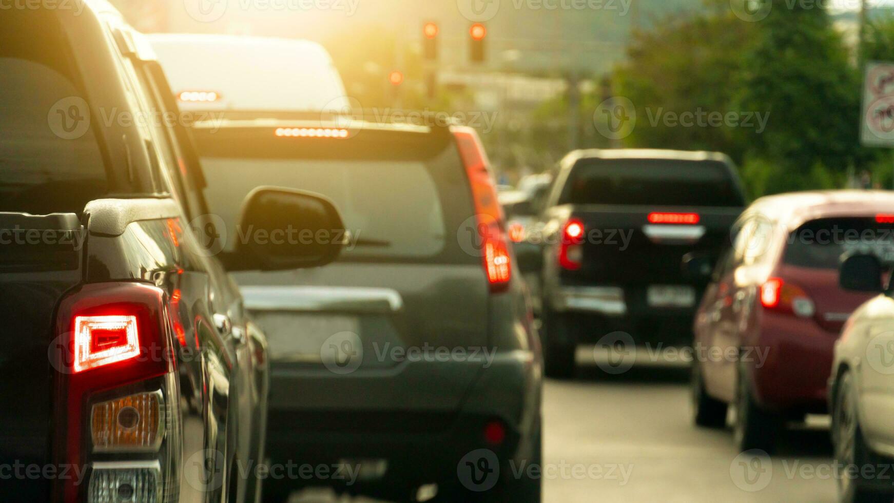 arrière côté de ramasser voiture noir Couleur avec tour sur frein lumière sur asphalte routes. pendant se ruer heures pour Voyage ou affaires travail. environnement de circulation confiture avec beaucoup voitures. photo