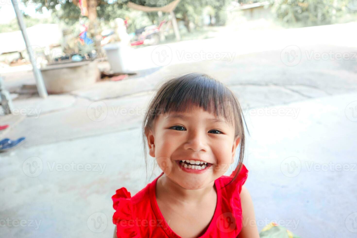 asiatique les enfants avec divers pose photo