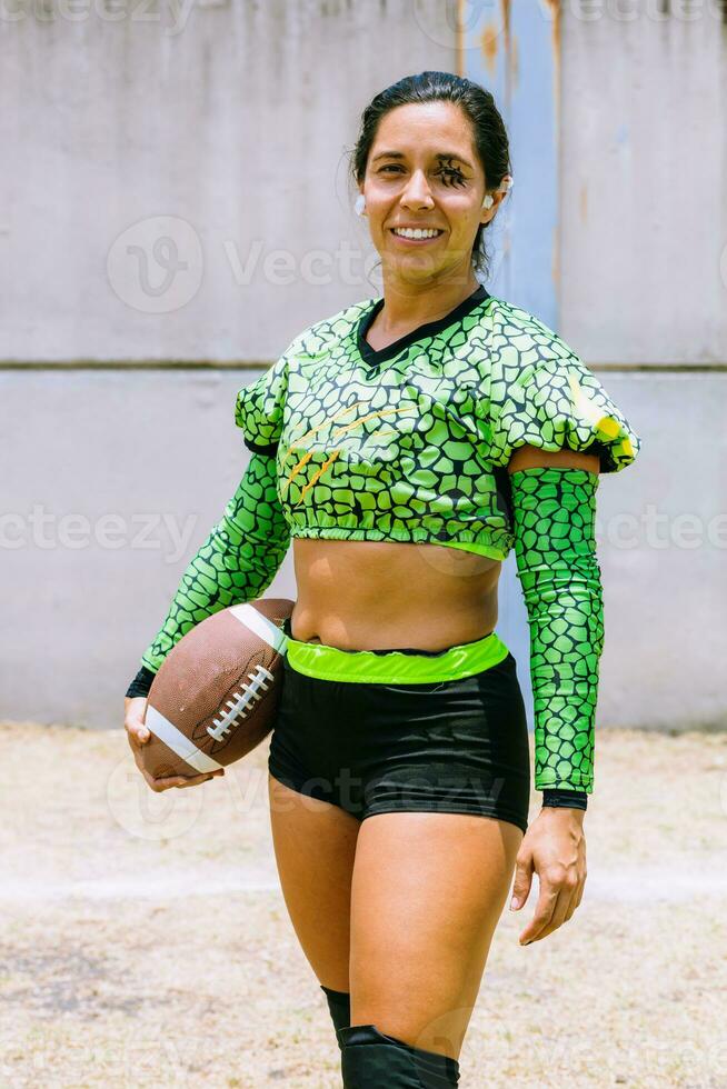 portrait de mexicain femme américain Football joueur portant uniforme avec velociraptor peau motifs photo