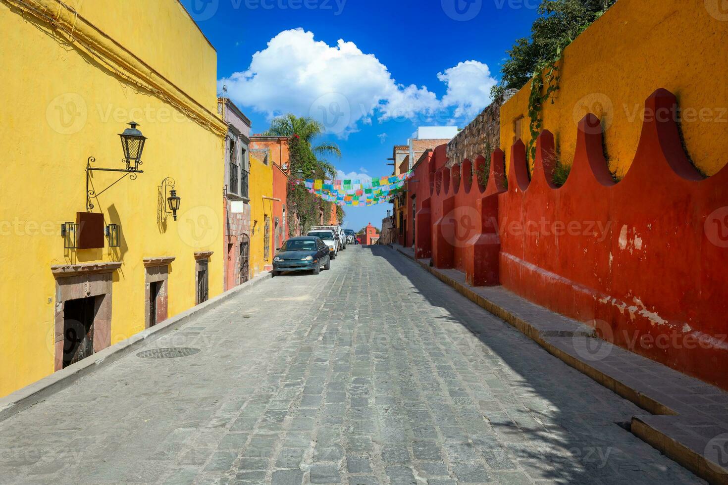 mexique, bâtiments colorés et rues de san miguel de allende dans le centre-ville historique photo