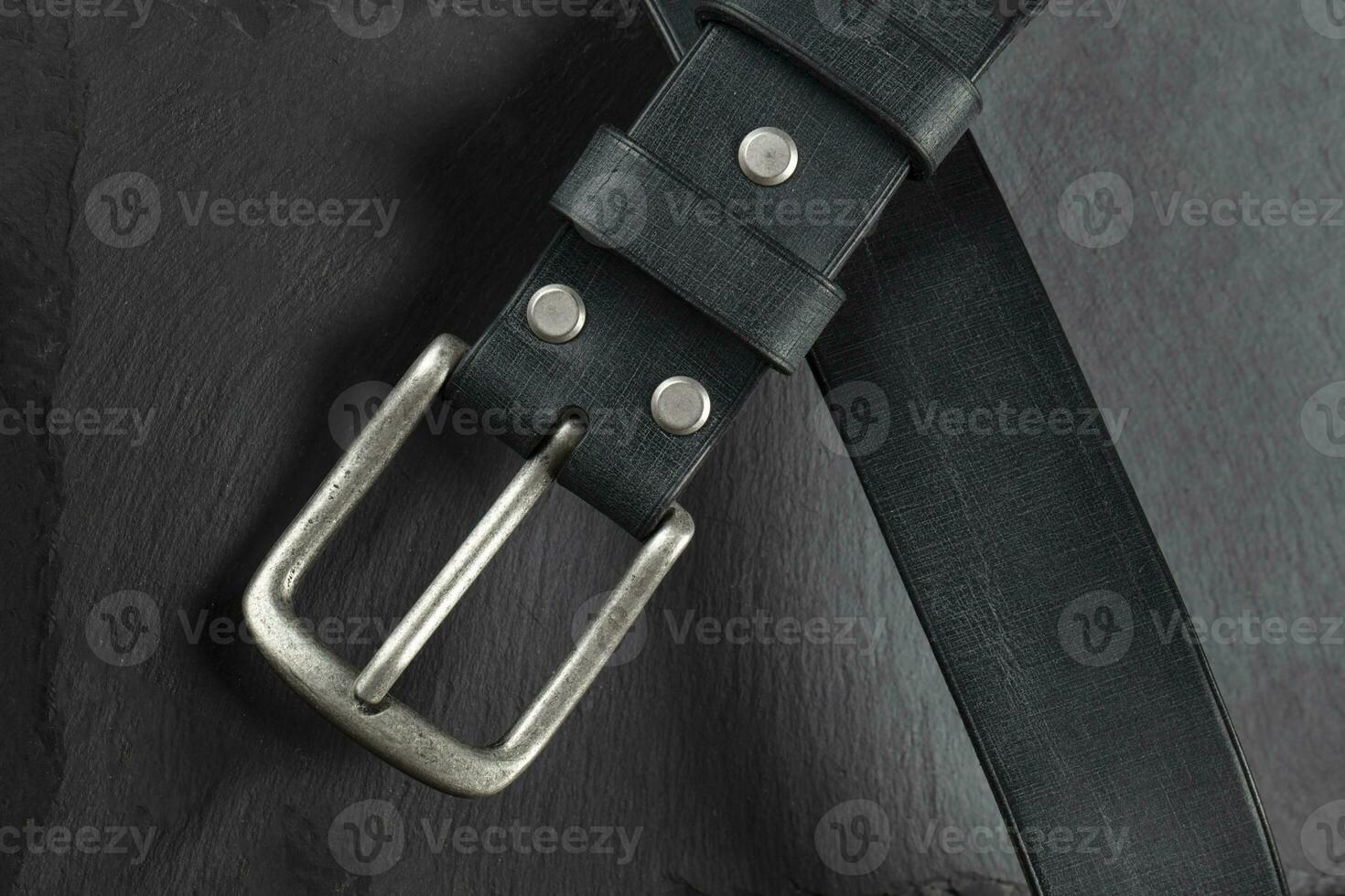 ceinture en cuir noir sur fond sombre. produits en cuir. photo