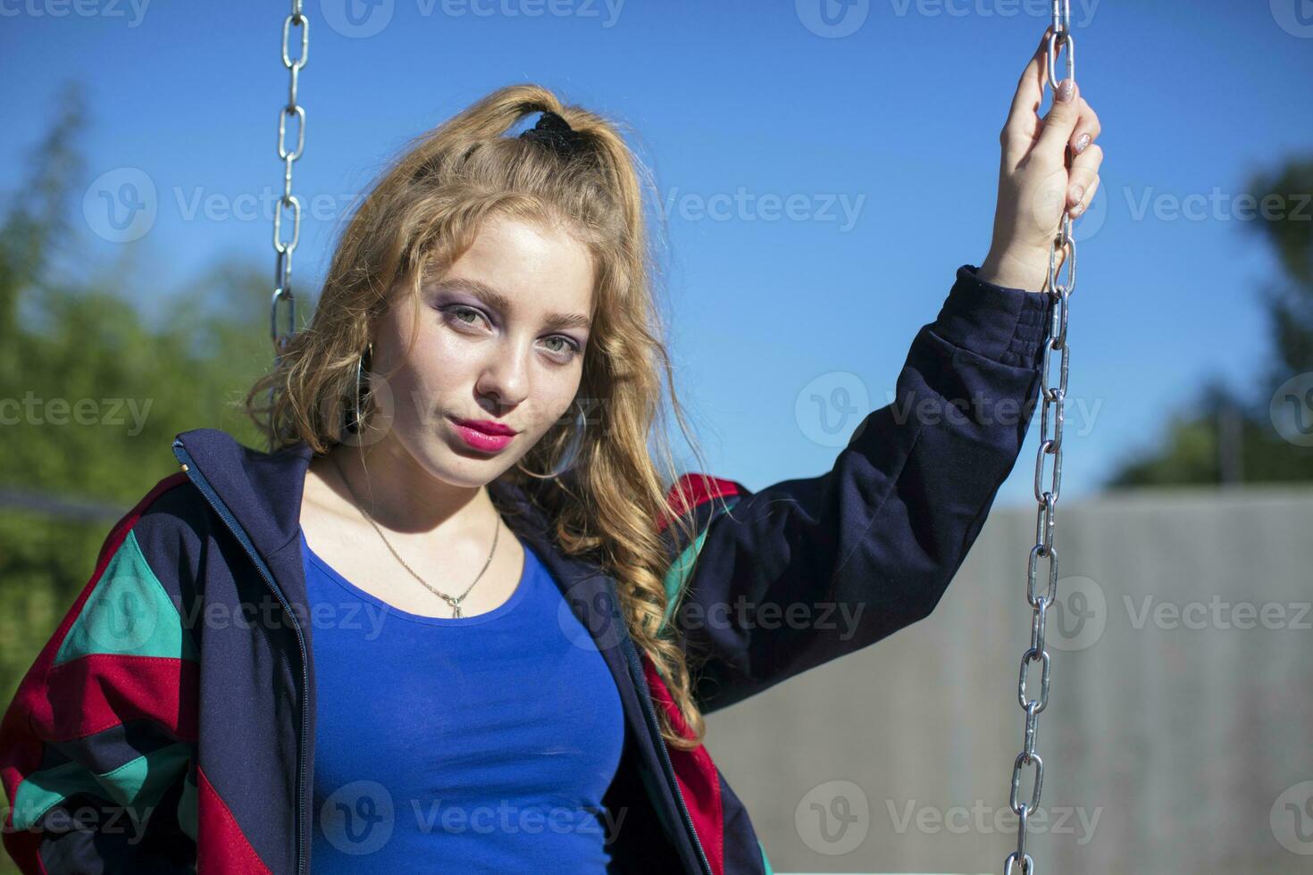 cool adolescent. une à la mode fille dans une brillant des sports truelle dans une rétro style dans le atmosphère de le Années 80 et années 90. photo