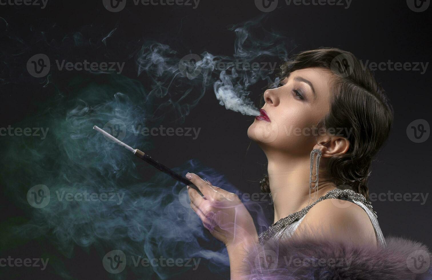 rétro femme portrait. magnifique femme dans le style de Années 20 ou 30s avec une embouchure dans coloré fumée. photo