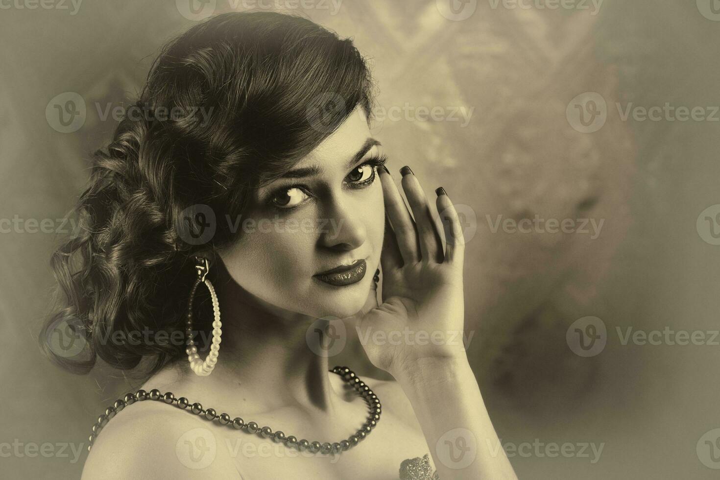 noir et blanc rétro femelle portrait dans le style de Années 20 ou 30s. photo dans ancien style.