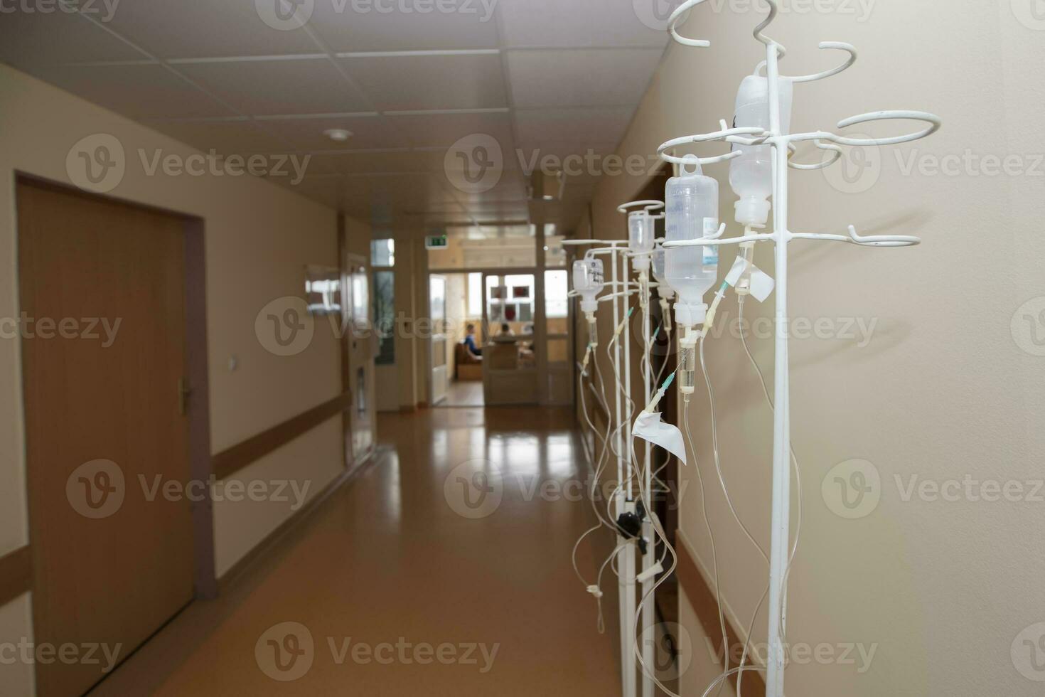 médical compte-gouttes avec saline Solution dans le couloir de le hôpital. photo