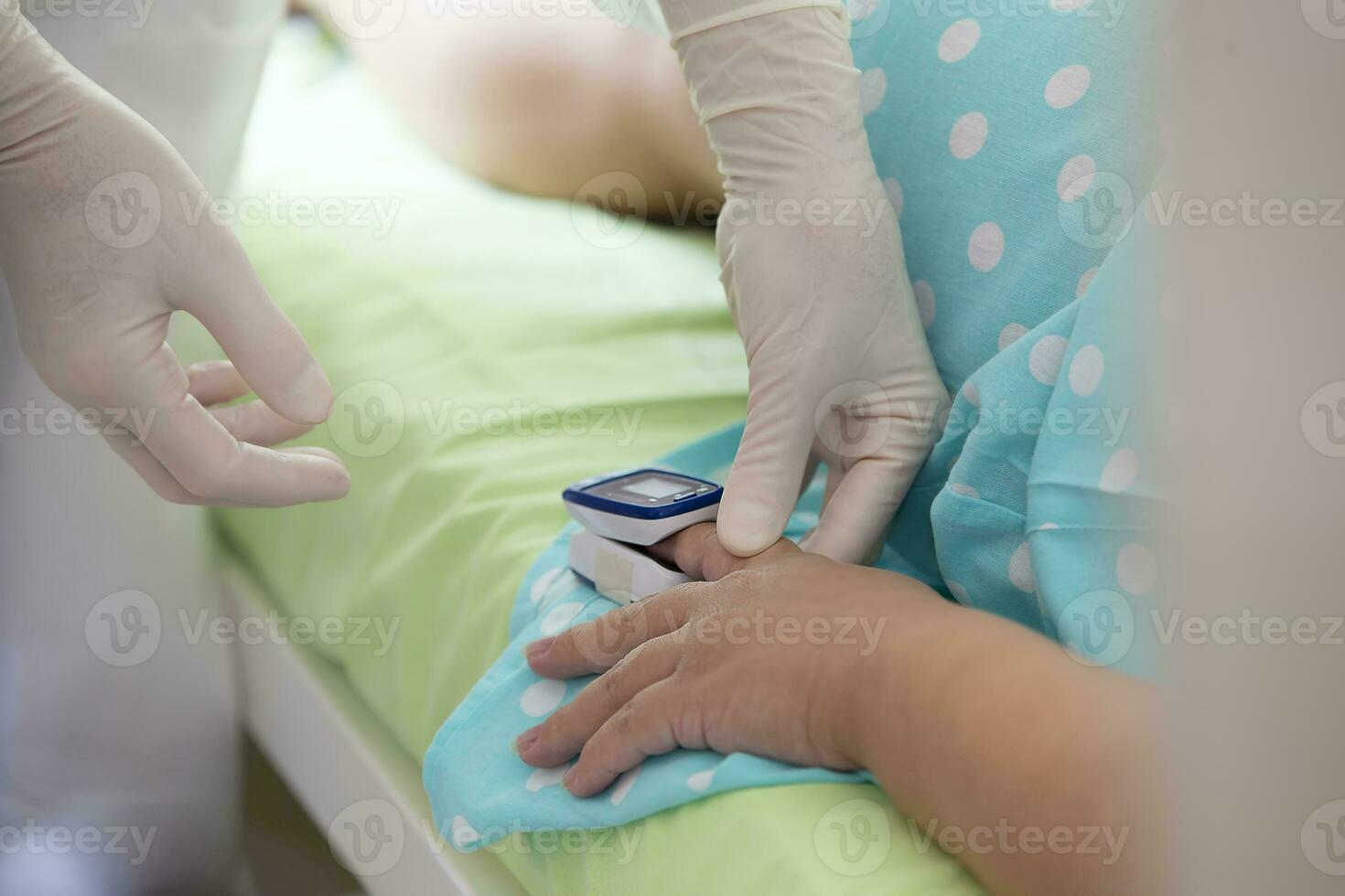 la mesure de oxygène niveau avec une impulsion oxymètre. photo