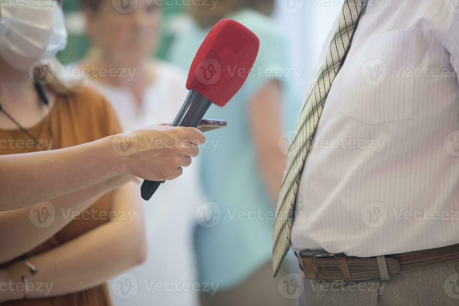 entretien. main avec une microphone et un important gentilhomme dans une cravate. photo