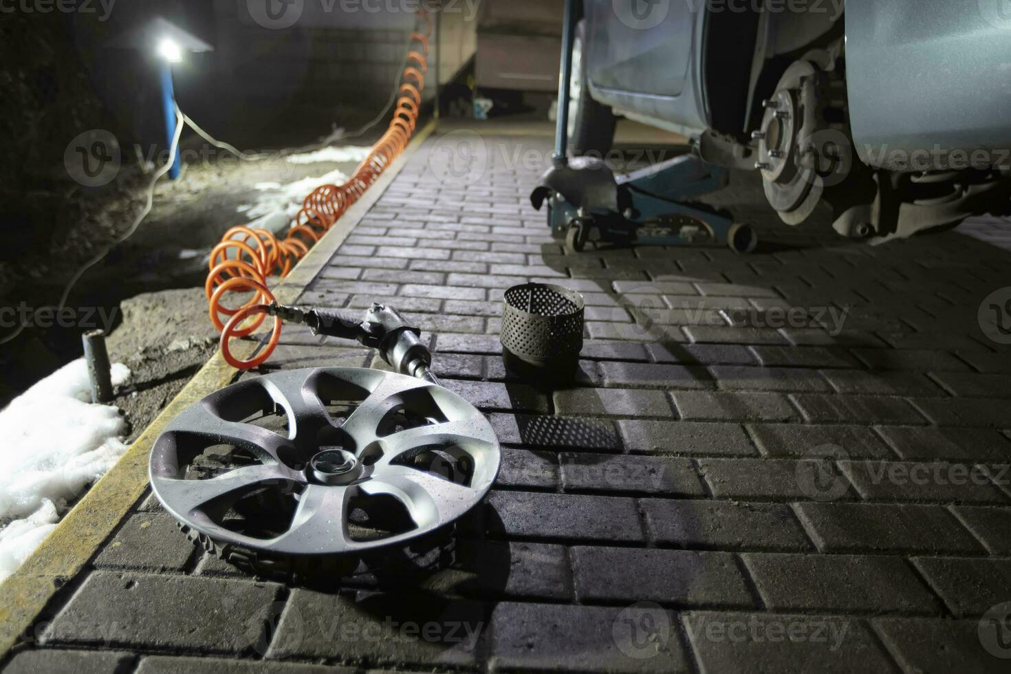 voiture roue réparation dans une pneu atelier. photo