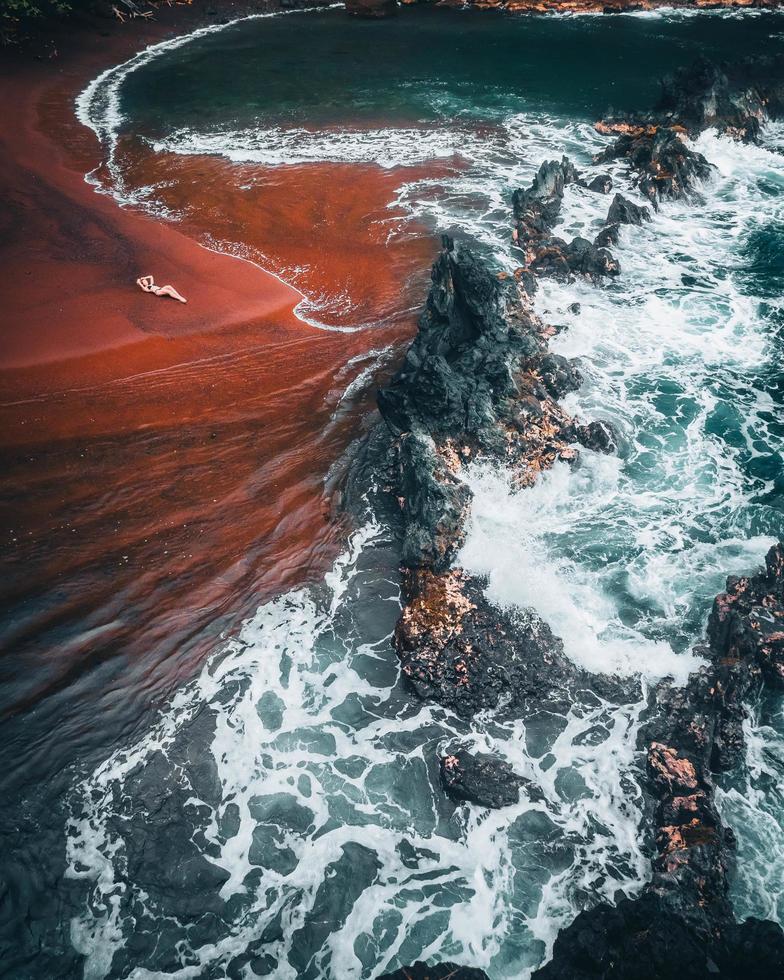 vagues sur la plage de sable rouge de kaihalulu, maui, hawaii photo