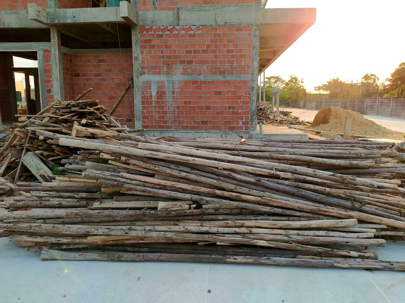 fermer de une pile de bois en dessous de le doux soir Soleil. photo