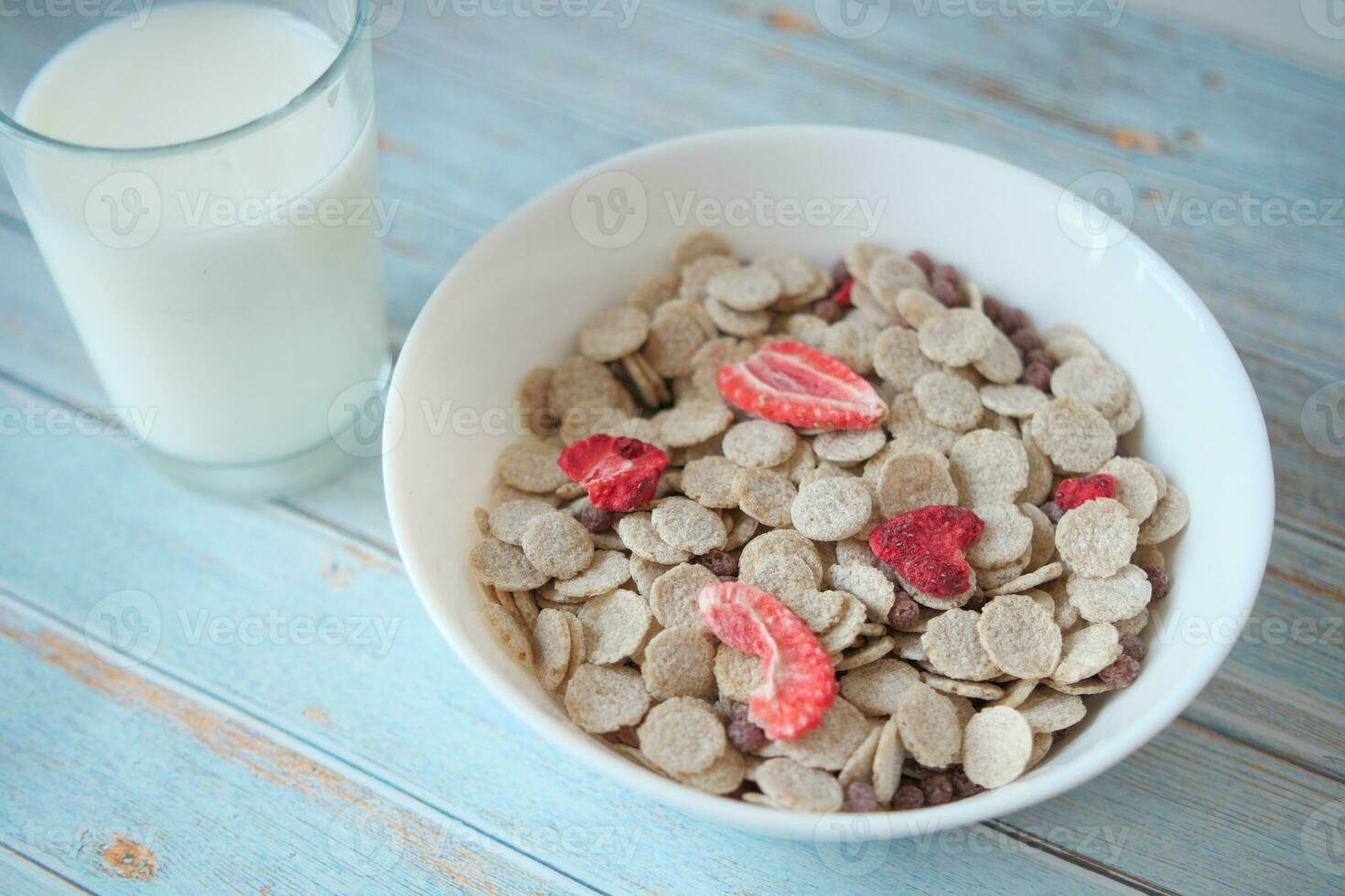 Matin petit déjeuner avec blé flocons et verre de Lait sur table photo