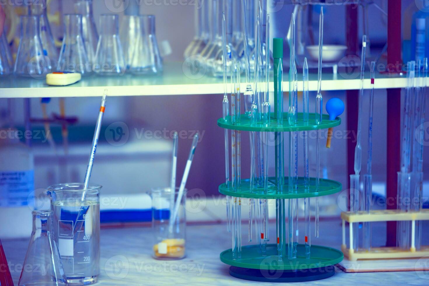 vaccin production laboratoire. verre flacons avec une chimique liquide dans infrarouge radiation. photo